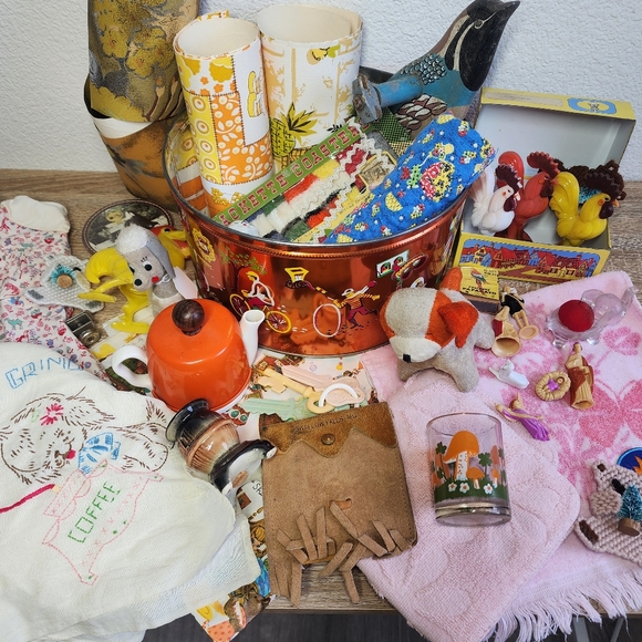 40 PC VINTAGE Kitsch Trinket Lot Theme Lot of Toys Kitchen Tin Mushroom Items - Picture 1 of 15